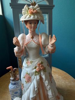 1993 Avon Mrs Albee Presidents Award Porcelain Figurine