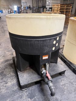 140 Gallon Cone Bottom Mixing Tank w/Poly Stand