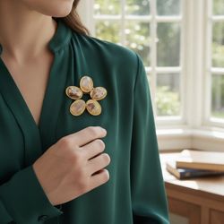 Vintage 1960s Agates & Quartz Cluster Brooch Gold-Tone, 1.75”  PLEASE NOTE: The first image is an artistic representation; all other photos show the a