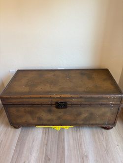 Vintage Storage Trunk Chest with Latch