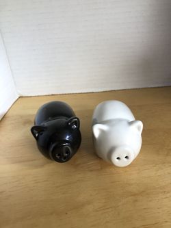 Pig salt & Pepper Shakers White/Black 