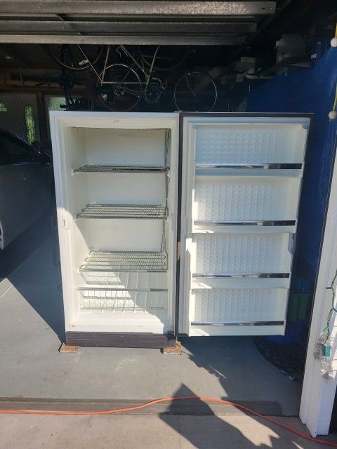 Nice Magic Chef Freezer 15.2CF