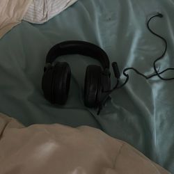 Razer Kraken V3 X gaming headset. Helpful information includes:  It is a wired USB gaming headset. It supports 7.1 surround sound on