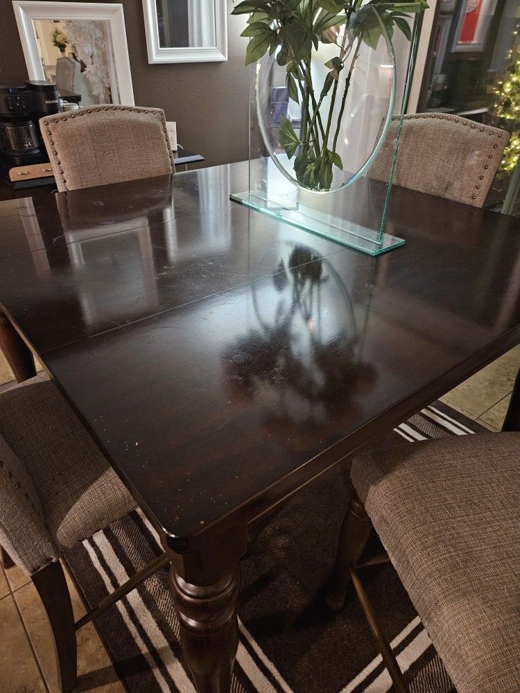 Dining Room Table w/4 Chairs