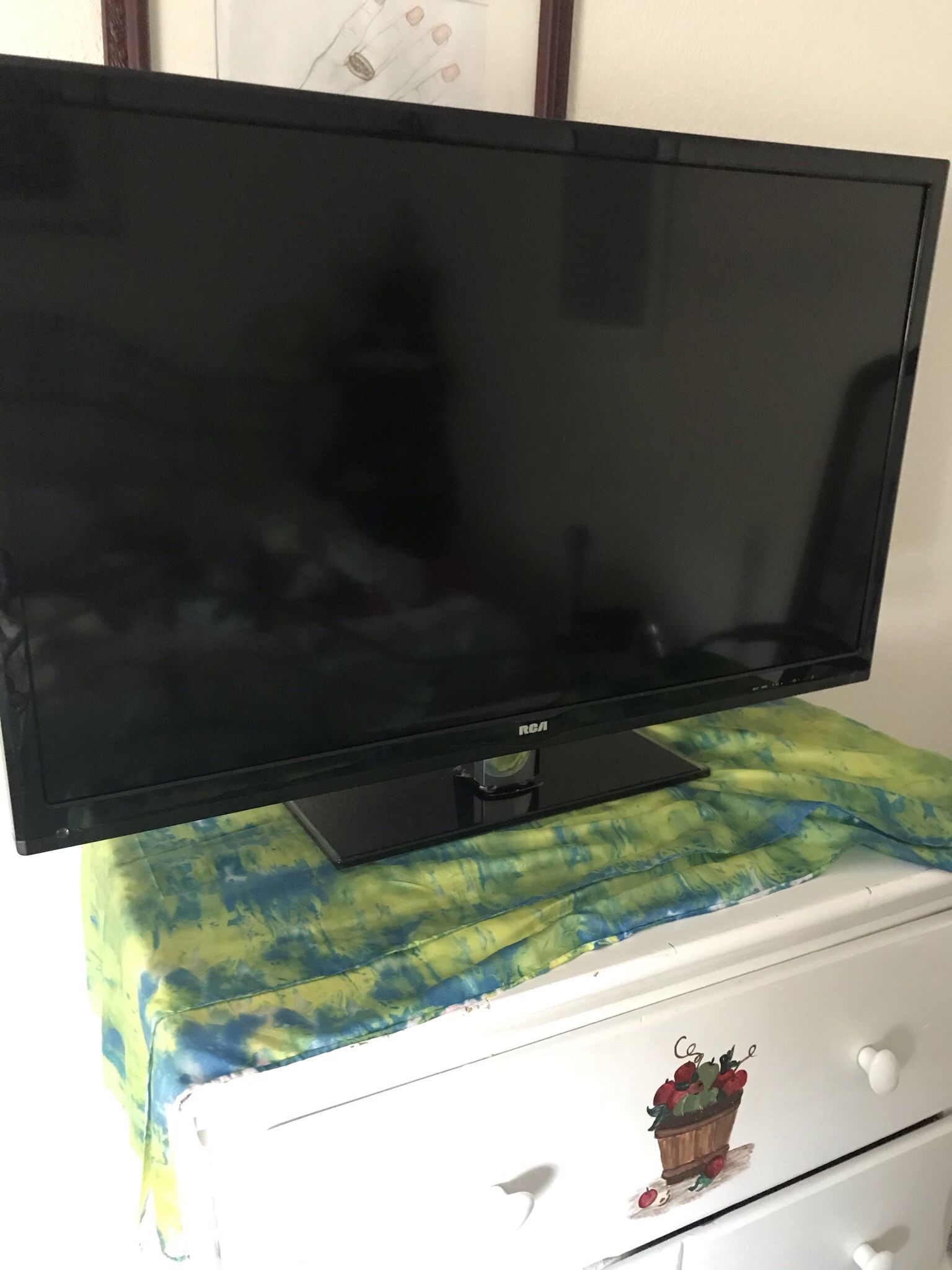 RCA 32” LED LCD Flat Screen TV-Roku Smart