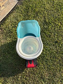 Spinner mop bucket with wheels