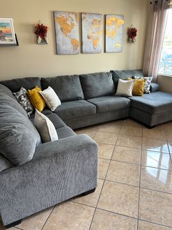 DELIVERY AVAILABLE 🚛! Gorgeous Grey Sectional couch from Ashley Furniture LIKE NEW