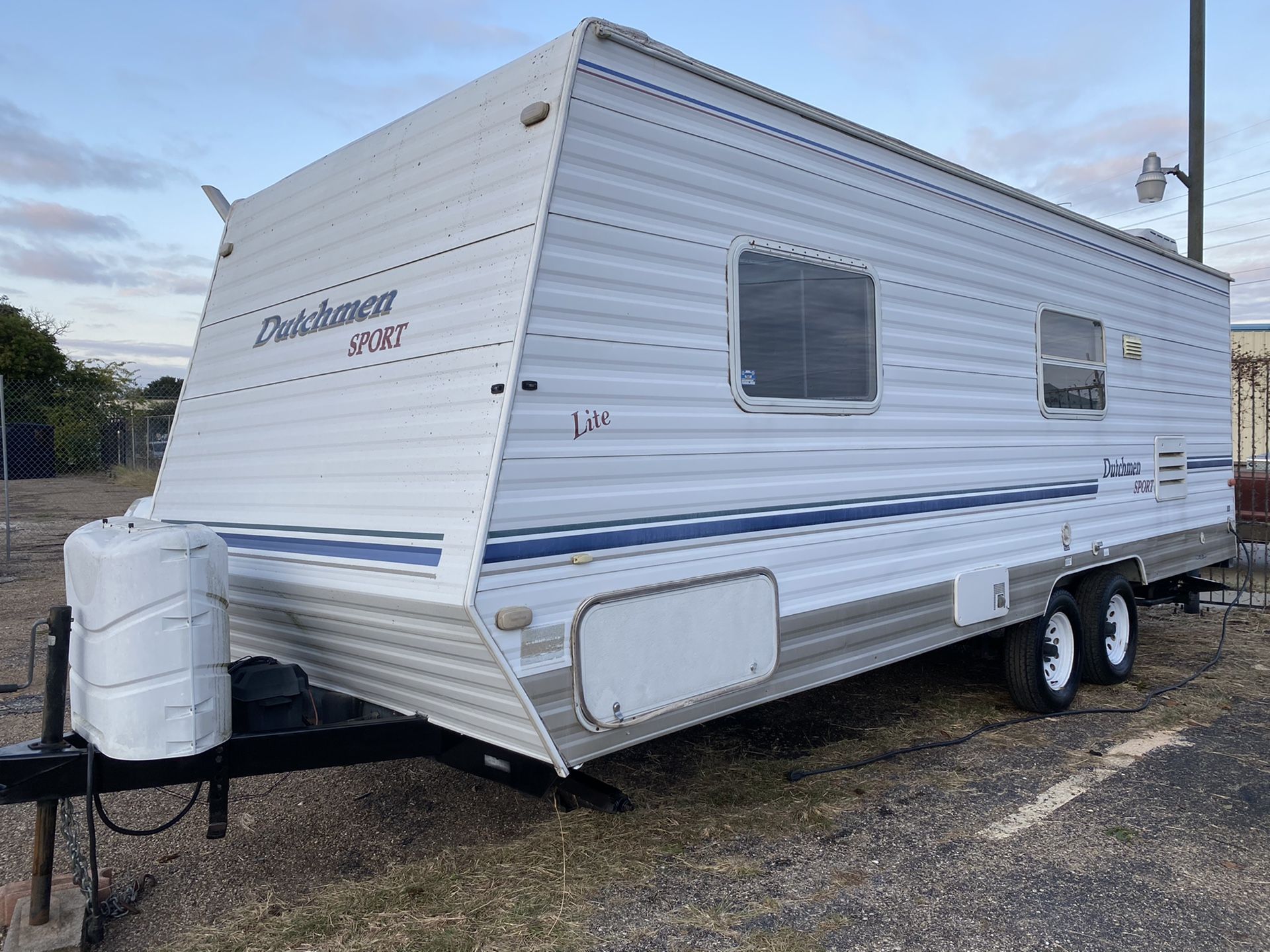 2004 Dutchman light bumper bull 26 feet travel trailer Fully self contained sleeps 6 AC in heat Awning Fridge raider Stove Microwave AM/FM radio