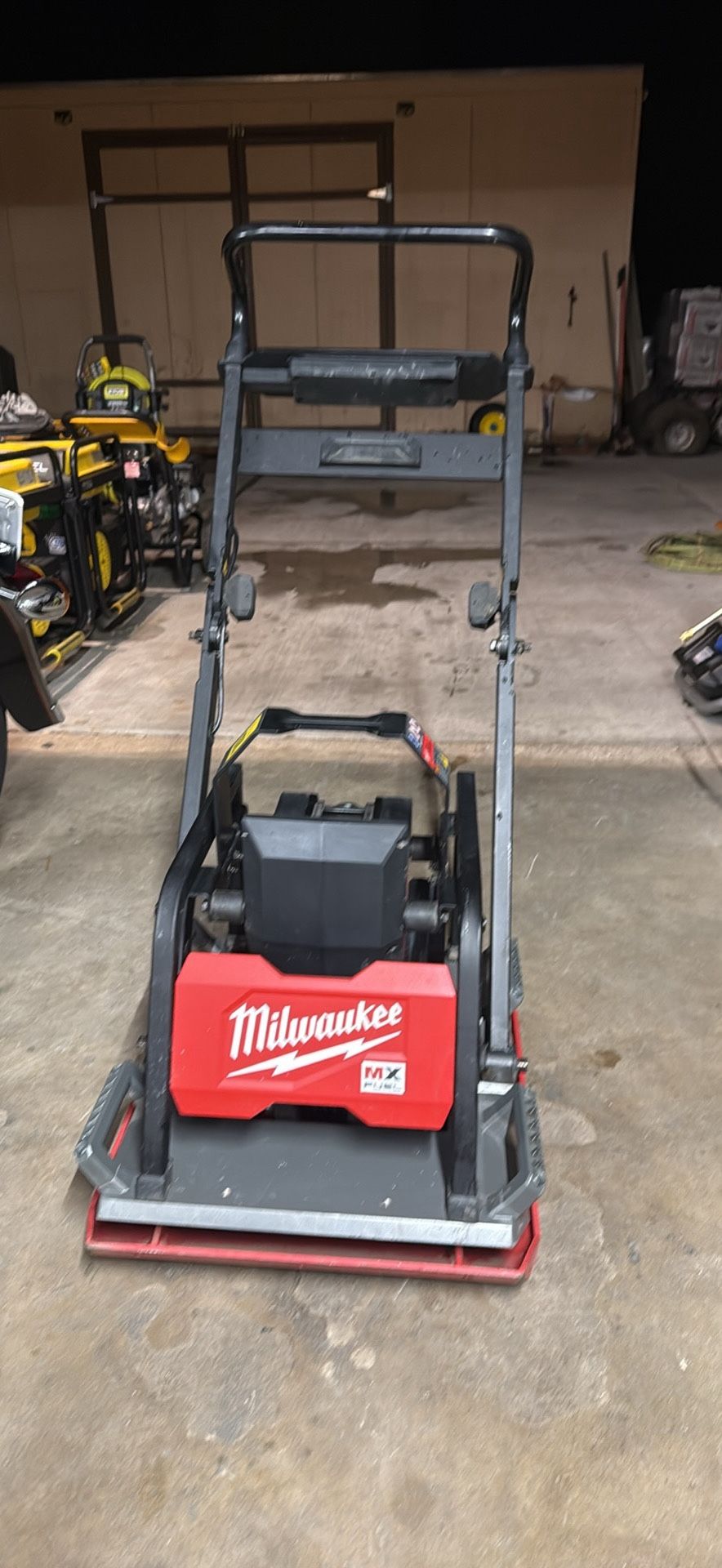 TRADE 4 Forklift? Milwaukee MX Fuel Vibrating Plate Compactor 20inch