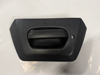 02-06 Chevy avalanche 1(contact info removed) rear tailgate bezel w/keyhole and tailgate handle