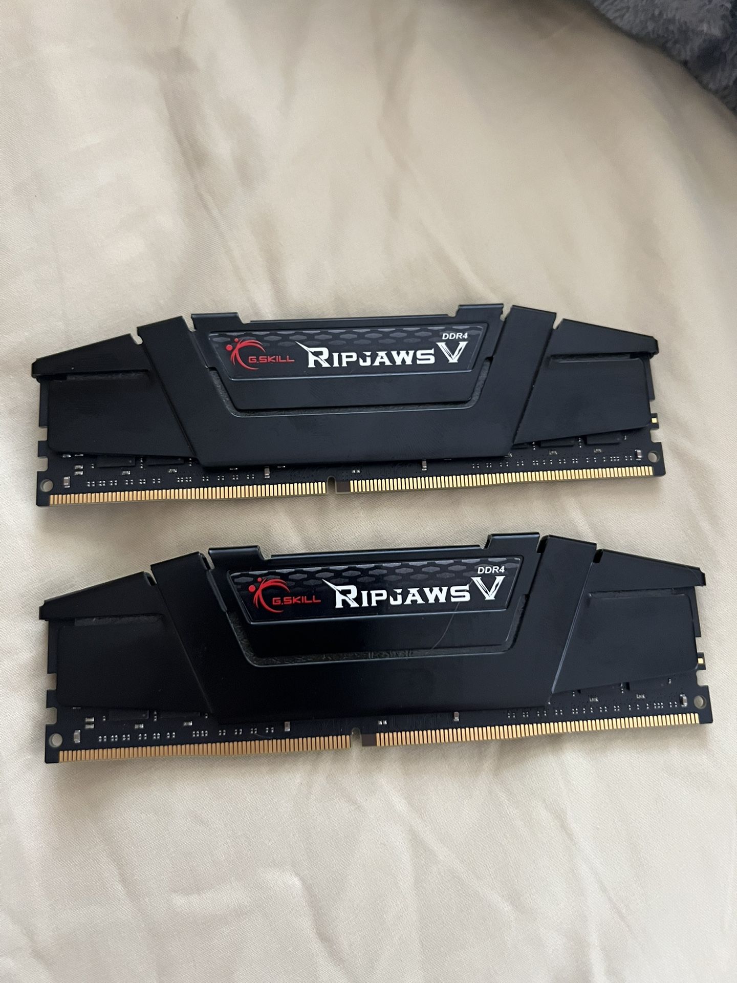 32 GB (2 x 16 GB) DDR4-3200 CL16 Ripjaws