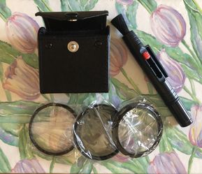 UV & Polarizing filter kit with lens cleaning pen.