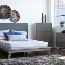 Solid Wood Brand New King Size Bedroom Set With 2 Night Stands And 5 Drawers Chest 