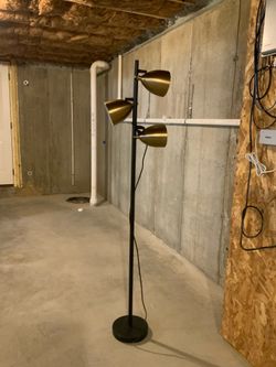 Bronze colored 3 head tree lamp