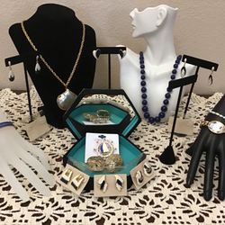 NWT & EUC Fashion Necklaces, Bracelets, Earrings, Pin, Scarf Slides & Mirrored Jewelry Box.  Jewelry lot.  Lot./ Joyas Varias Todas Usables. 