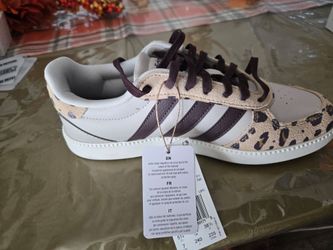 Woman Addias size 7