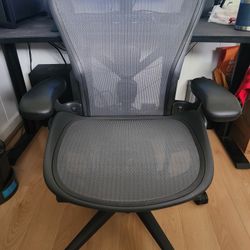 Herman Miller Aeron Remastered size B fully loaded mesh office chair

