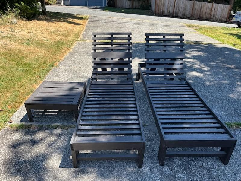 2 Reclining Chairs With Side Table