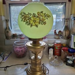 REALLY NEAT LOOKING VINTAGE  HURRICANE  PARLOR TABLE LAMP