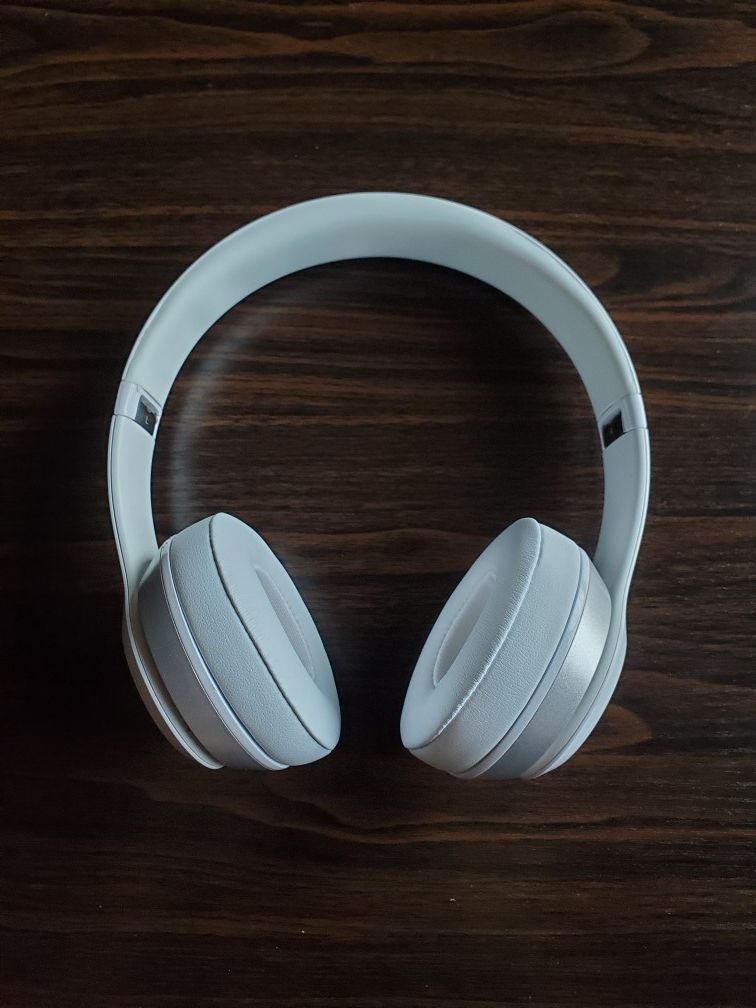 Beats solo wireless Bluetooth headphones. Brand new earpads!