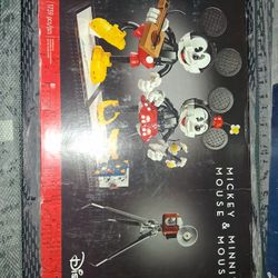 Mickey Mouse And Minnei 