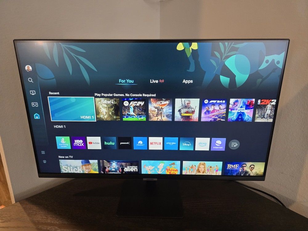 Samsung M5 32″ Smart Monitor + 360 Degree Stand