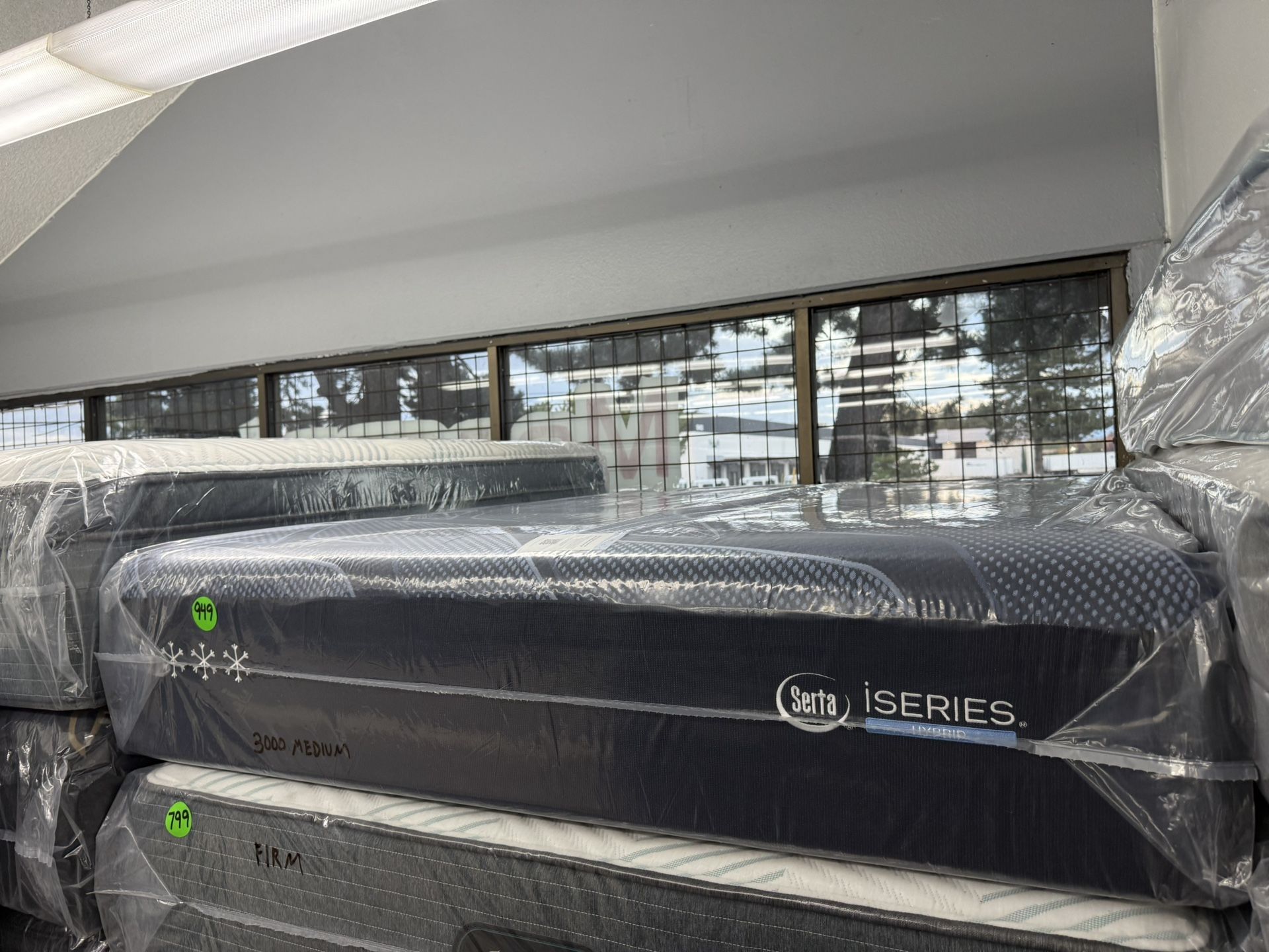 QUEEN SIZE SERTA ISERIES HYBRID 3000 (MEDIUM) MATTRESS & BOX SPRING BED SET