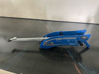Handheld pitching machine
