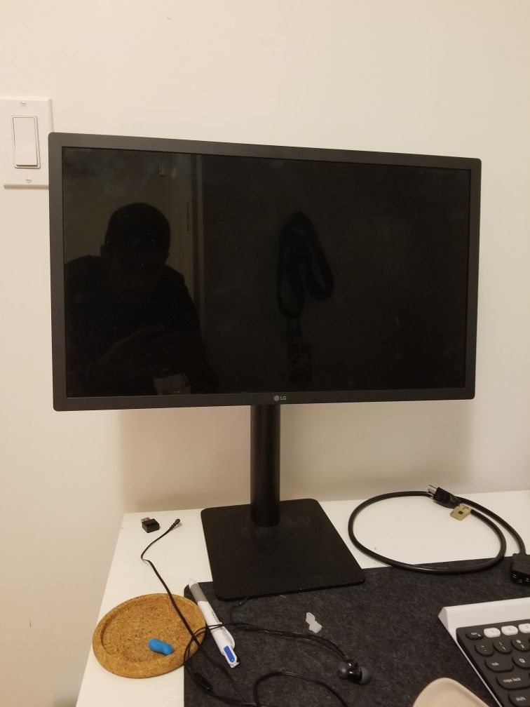 LG Ultrafine 4k monitor FOR PARTS OR REPAIR