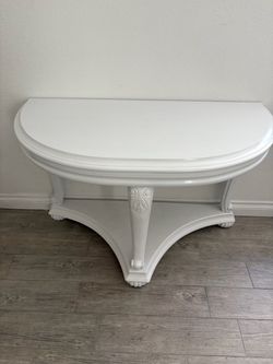 Entry Table in excellent condition