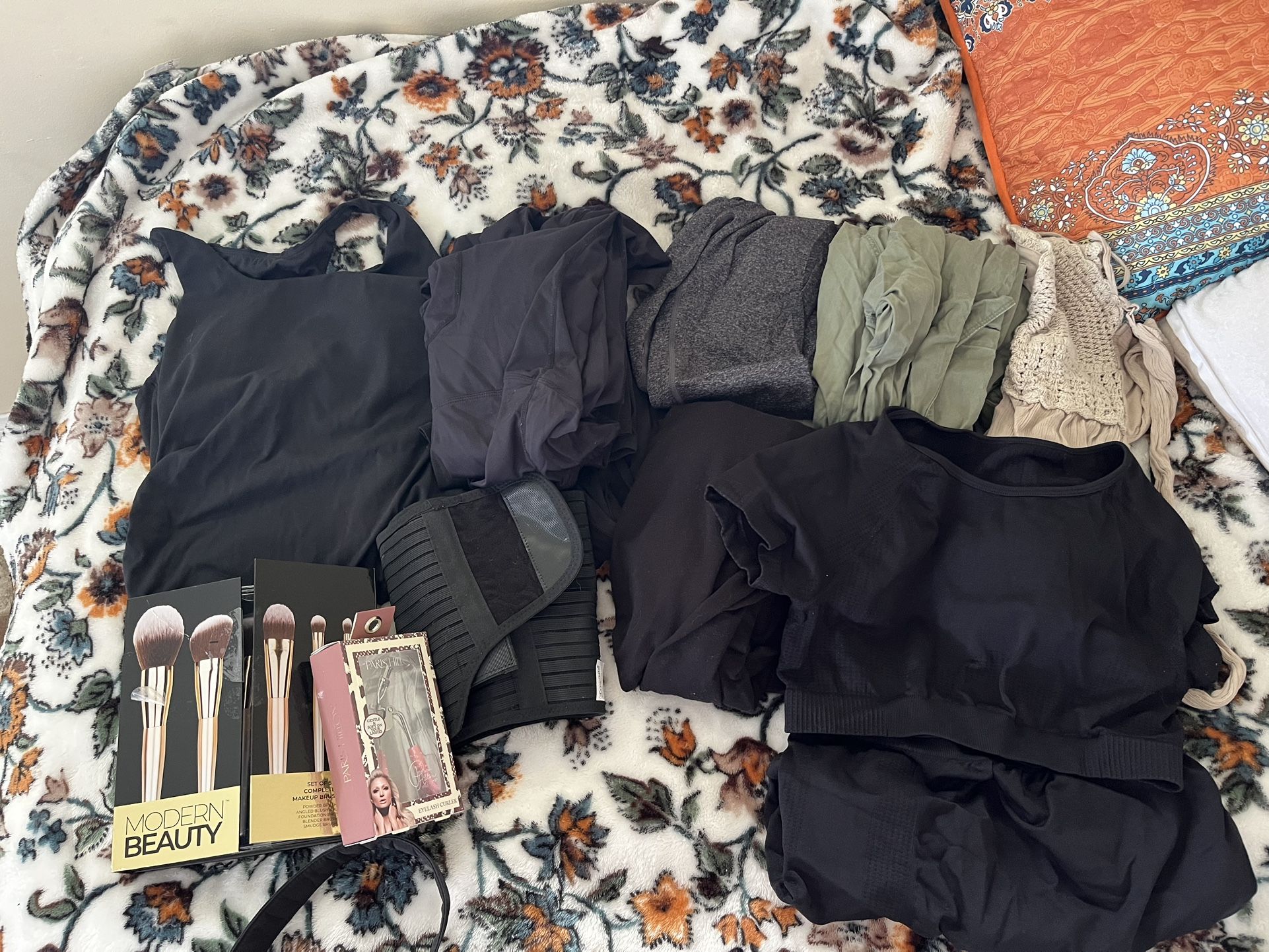 Maternity Clothes And Makeup Brushes With Curler For Eye Lashes