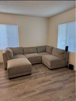 Sectional couch with movable chaise