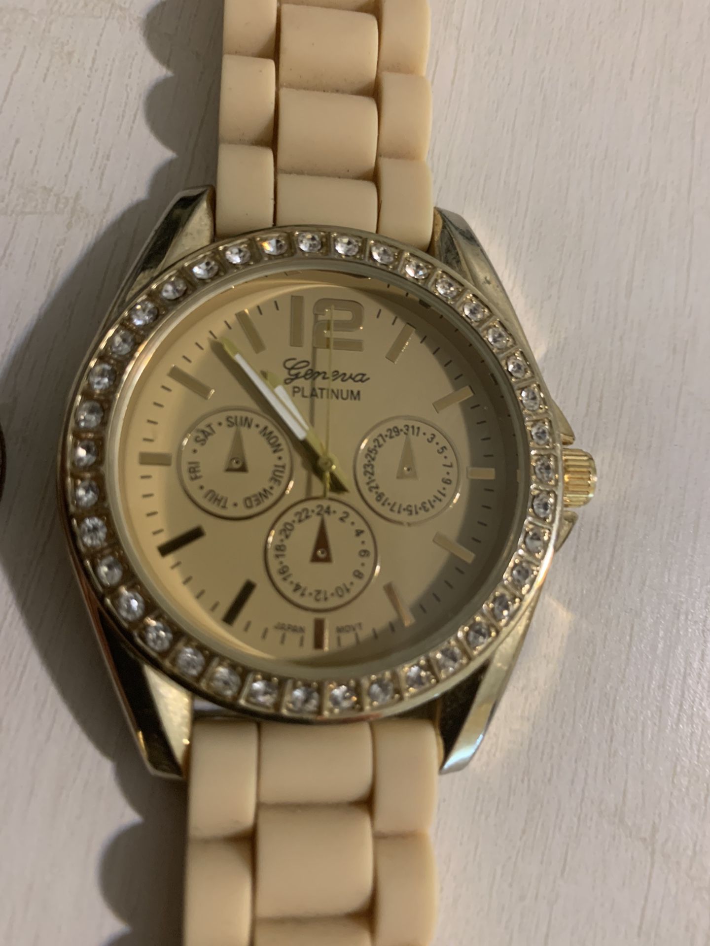 the wristwatch works well in good condition new batteries