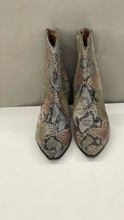 Women’s snake print boots. Item No 900 (Shopgoodwill)