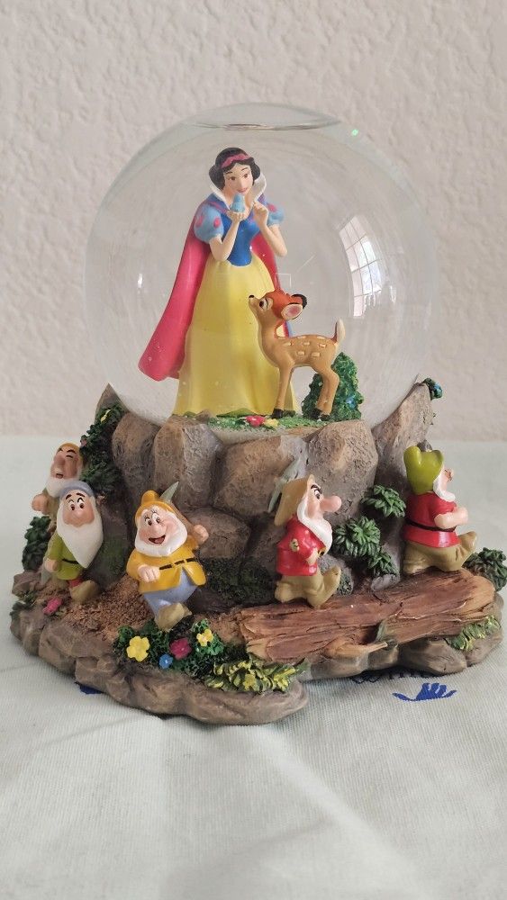 Disney Snow White Disney Seven Dwarfs Snow Globe Music Box Plays Heigh-Ho