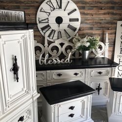 Gorgeous Large Farmhouse Style King Bedroom Set 