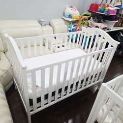 White 2-in-1 Baby Crib With Mattress Included