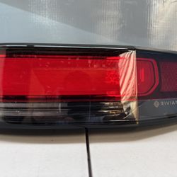 22-24 RIVIAN R1S RIGHT SIDE TAIL LIGHT 