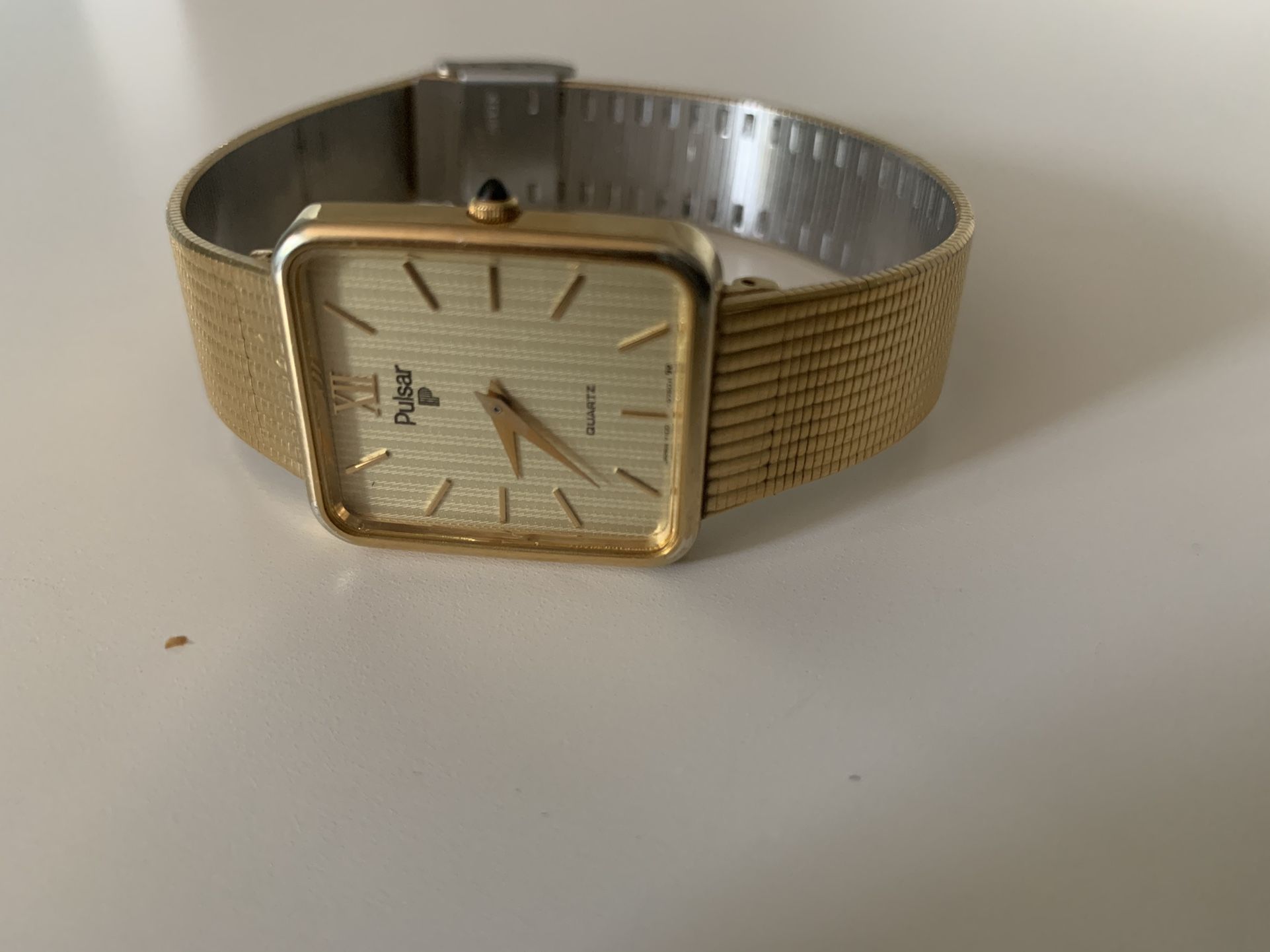 clock in good condition works well good air conditioner