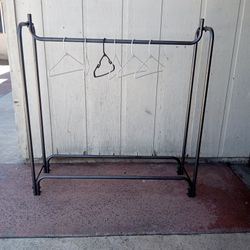 HANGING CLOTHES RACK 