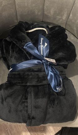 Tommy Bahama Plush Black robe!