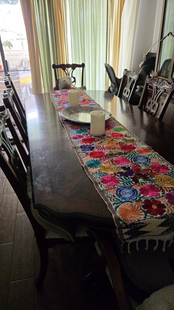 Beautiful Dinning Set 8 Chairs, The Table Has Covers, Expandable