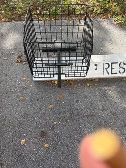 Collapsible bike basket holder