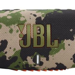 JBL - CHARGE5 Portable Waterproof Speaker with Powerbank - Camouflage. Come Charging cord. In new condition