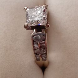 An 18 Karat White Gold Diamond Ring