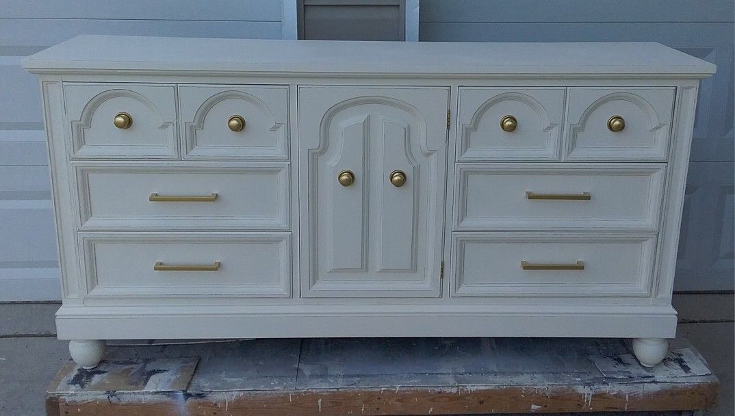 Stunning Oak Dixie Triple Dresser with 9 Drawers