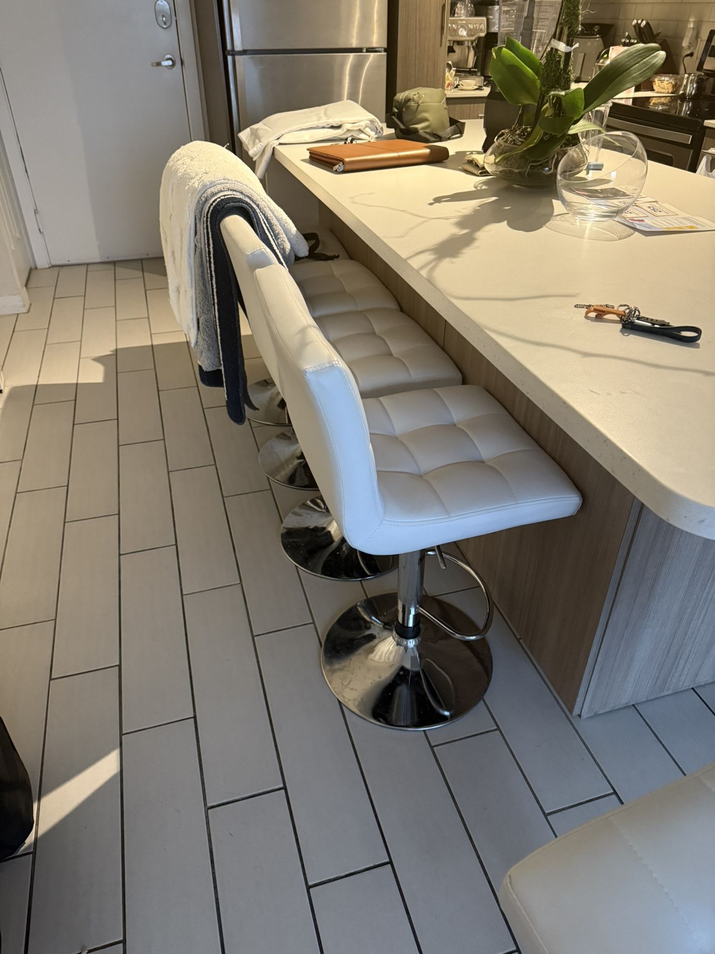6 White Leather And Chrome Adjustable Bar Stools