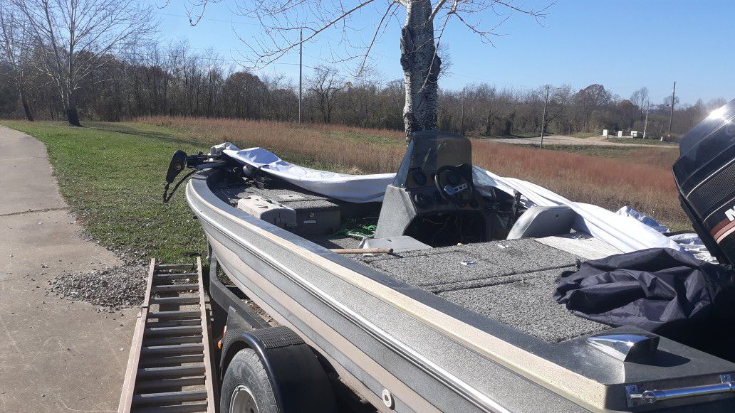 Photo 1985 watercraft with a 115 horse Mercury power trim livewells fish finder trolling motor asking 3500 but will take 3,000 cash will start right up
