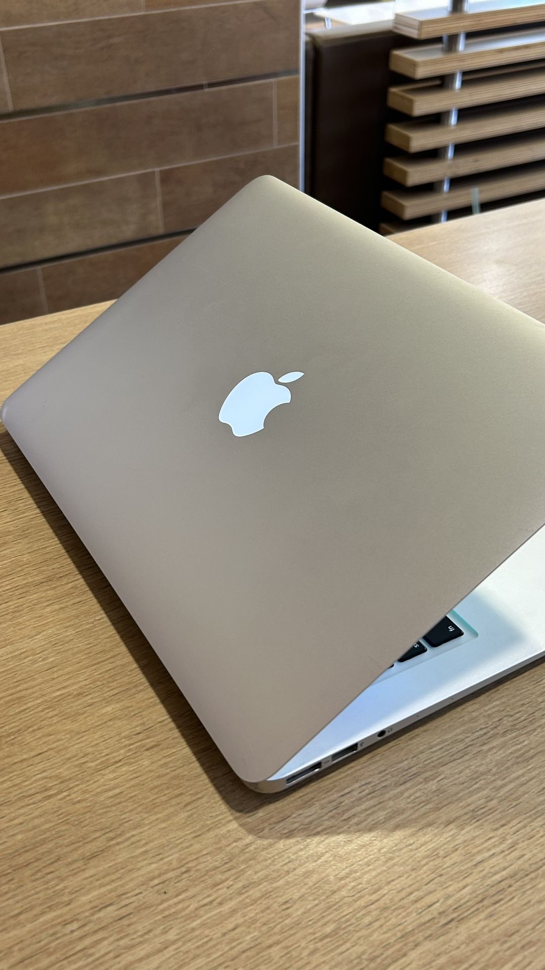 Apple MacBook Air 13” I5/8GB/256GB SSD $200