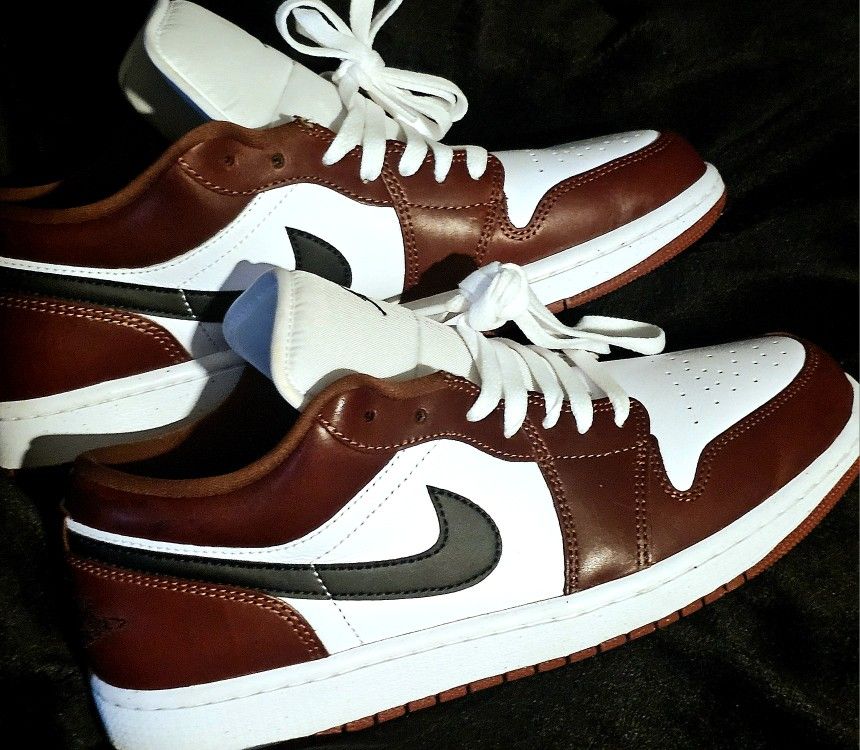 Nike Air Jordan 1 low SE "Dark Pony" in a white/dark pony/black colorway